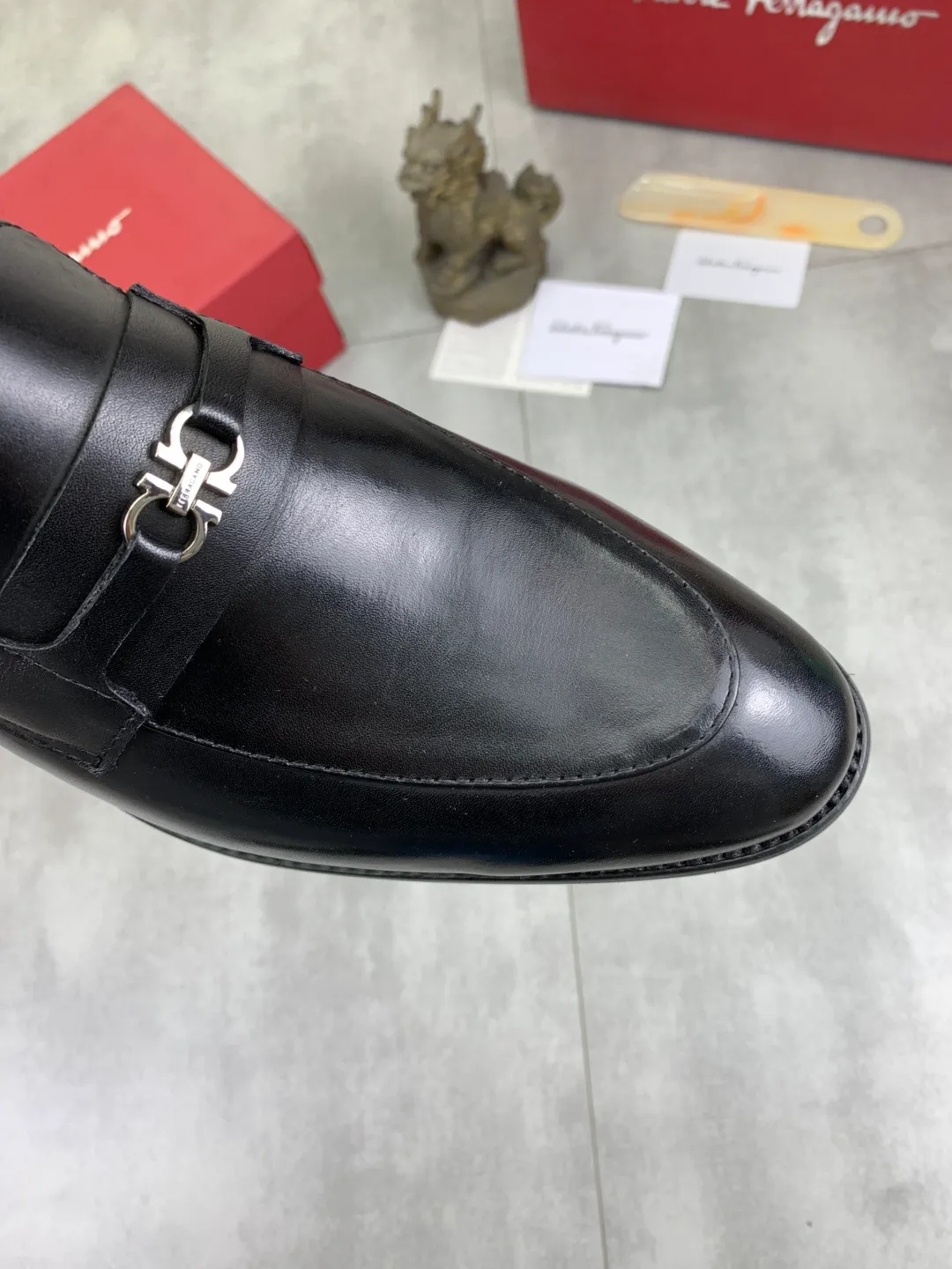 Men's Men's Shoes 💰P480💰[New Style] Water-dyed Niuli 🆘[Salvatore Ferragamo] Ferragamo's latest casual business leather shoes for men! Available at counters simultaneously! The fabric is made of specially imported original calfskin, and the interior is made of imported water-dyed cowhide. It is absolutely luxurious and leads the fashion trend. Matching code: 39-44, black optional
